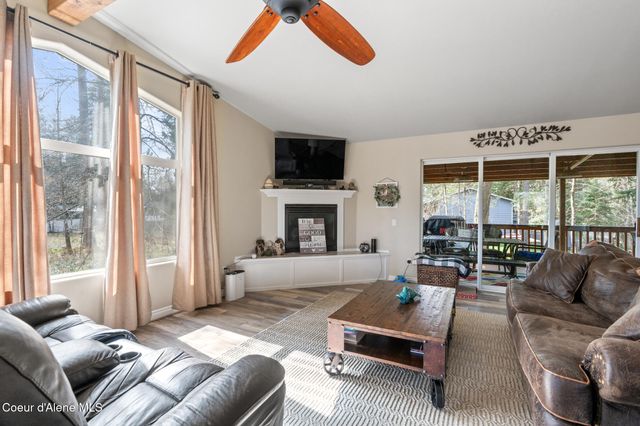 10675 N Lakeview Dr, Hayden Lake, ID 83835