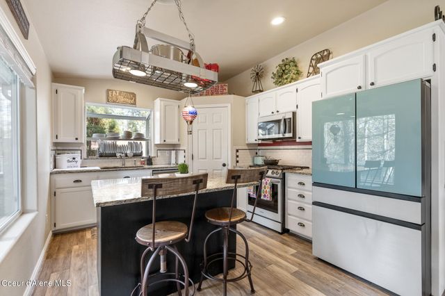 10675 N Lakeview Dr, Hayden Lake, ID 83835