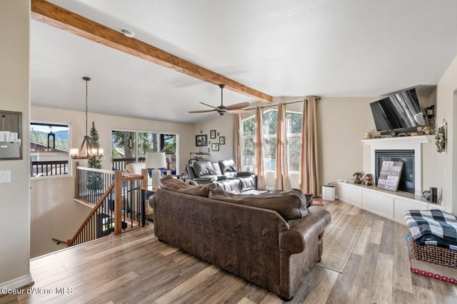 10675 N Lakeview Dr, Hayden Lake, ID 83835