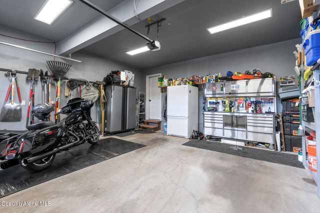 10675 N Lakeview Dr, Hayden Lake, ID 83835