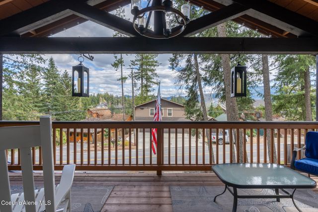 10675 N Lakeview Dr, Hayden Lake, ID 83835