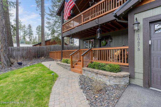 10675 N Lakeview Dr, Hayden Lake, ID 83835