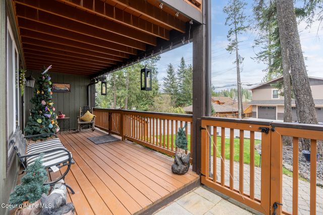 10675 N Lakeview Dr, Hayden Lake, ID 83835
