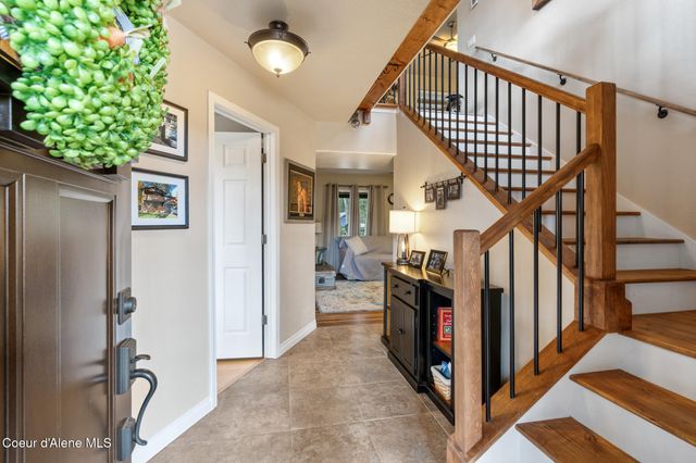 10675 N Lakeview Dr, Hayden Lake, ID 83835