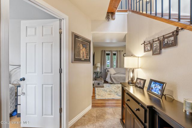 10675 N Lakeview Dr, Hayden Lake, ID 83835