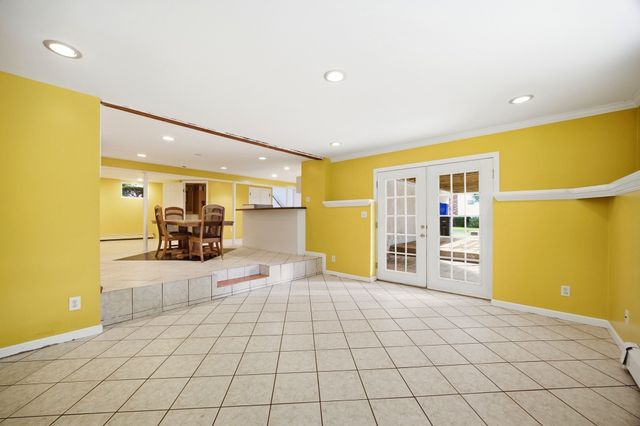 12 Kensington Ave, East Longmeadow, MA 01028