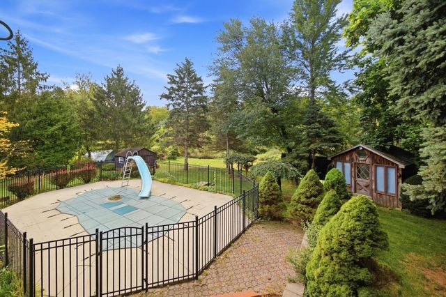 12 Kensington Ave, East Longmeadow, MA 01028