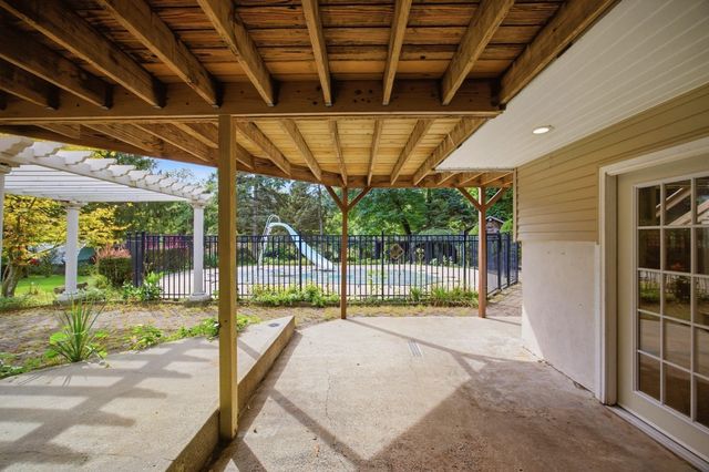 12 Kensington Ave, East Longmeadow, MA 01028