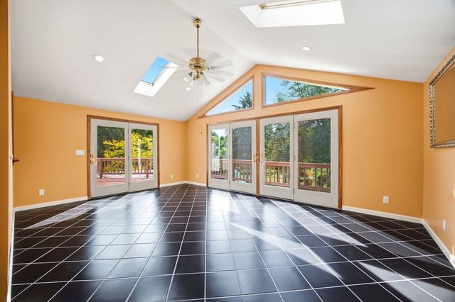 12 Kensington Ave, East Longmeadow, MA 01028
