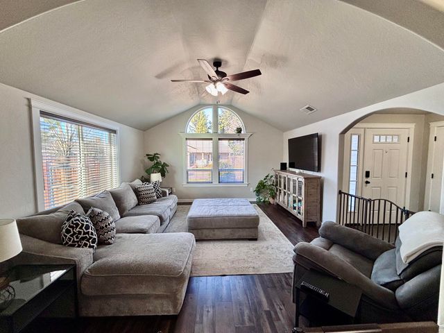 166 Nadine Lane, Central Point, OR 97502