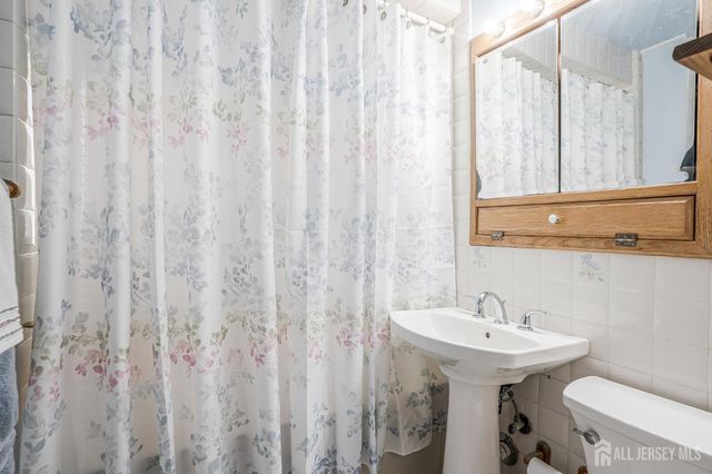 2 Orchid Place, Middlesex, NJ 08846