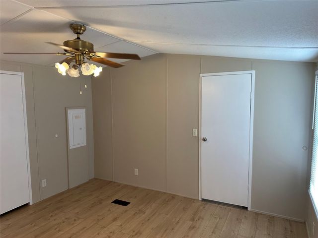 2021 N Battlebell Road, Highlands, TX 77562