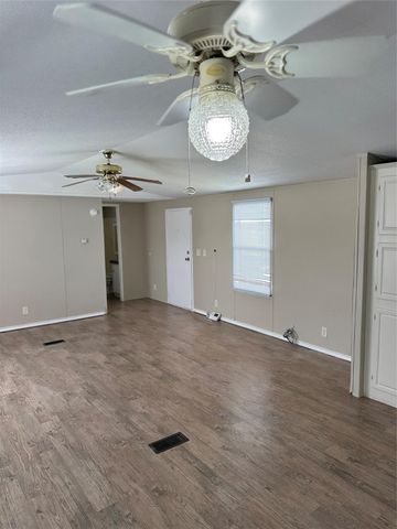 2021 N Battlebell Road, Highlands, TX 77562