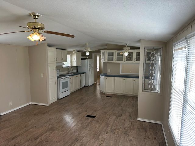 2021 N Battlebell Road, Highlands, TX 77562