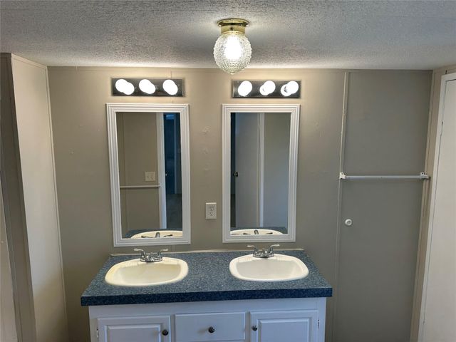 2021 N Battlebell Road, Highlands, TX 77562