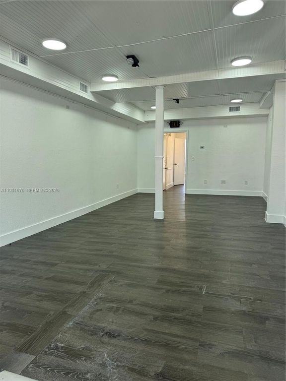 Image 3 of property listing at 542 SW 12th Ave, Miami, FL 33130