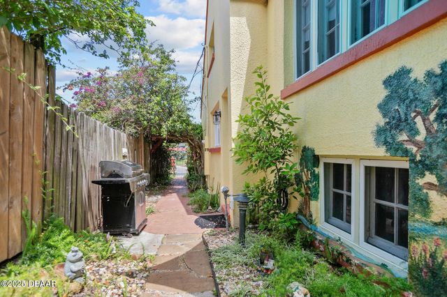 330 Bostwick Avenue, Daytona Beach, FL 32118