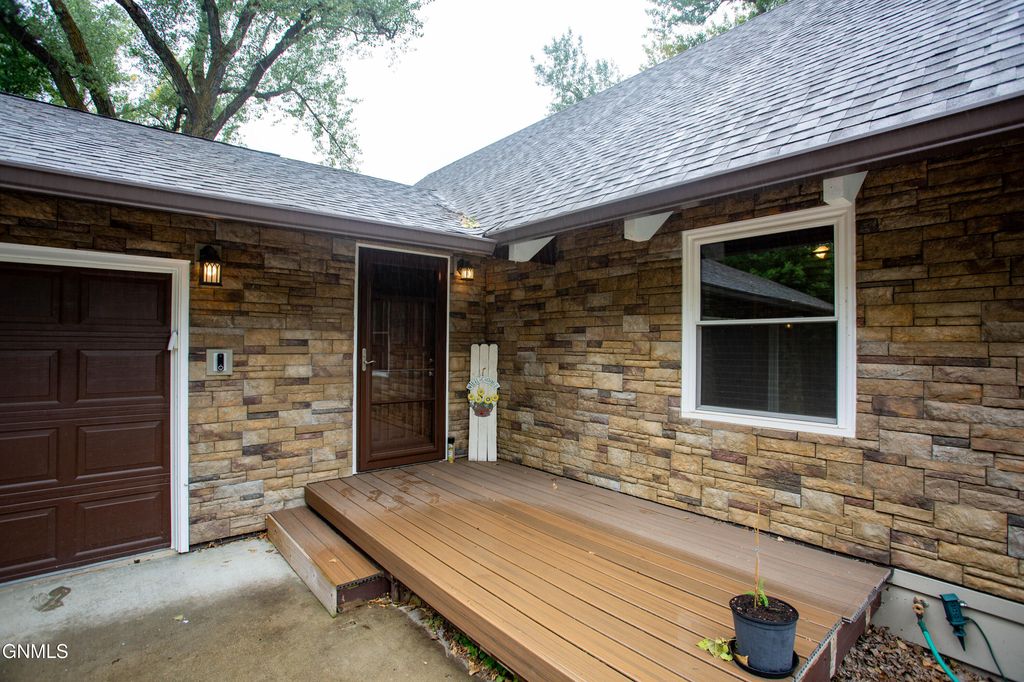 7649 Dogwood Drive, Bismarck, ND 58504 photo 2