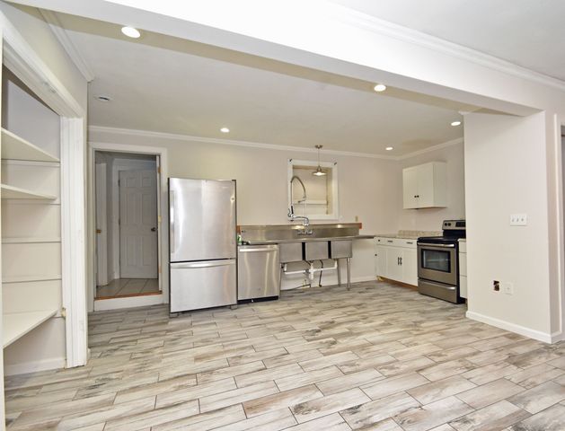 385 Broad Street, New London, CT 06320