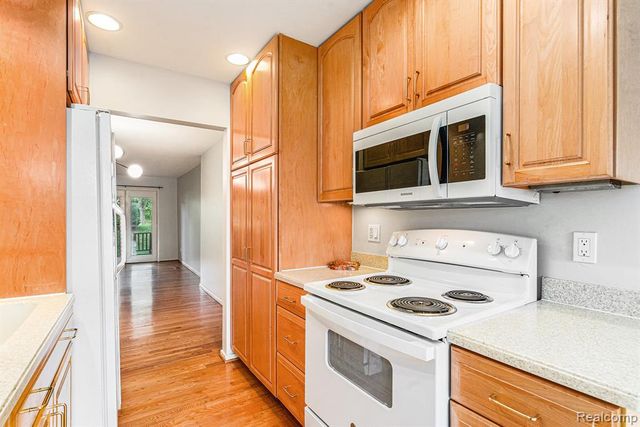 1090 Greenhills Drive, Ann Arbor, MI 48105