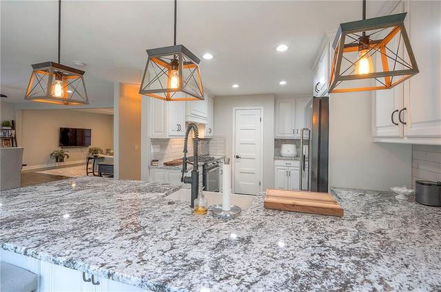 244 N Winnebago Drive, Lake Winnebago, MO 64034