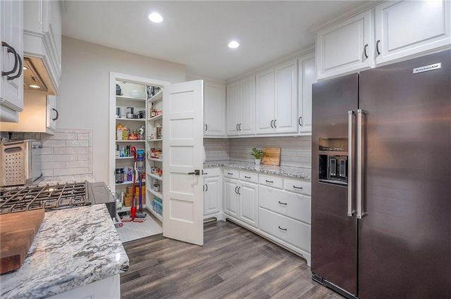 244 N Winnebago Drive, Lake Winnebago, MO 64034