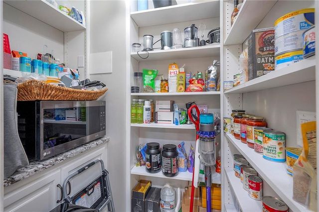 244 N Winnebago Drive, Lake Winnebago, MO 64034