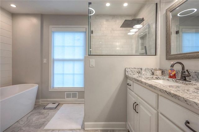 244 N Winnebago Drive, Lake Winnebago, MO 64034