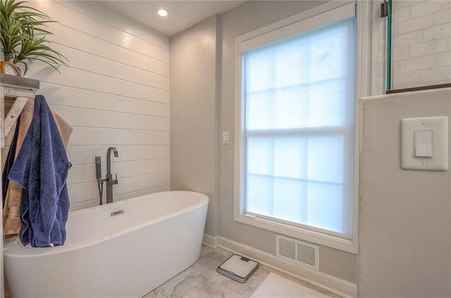 244 N Winnebago Drive, Lake Winnebago, MO 64034