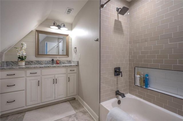 244 N Winnebago Drive, Lake Winnebago, MO 64034