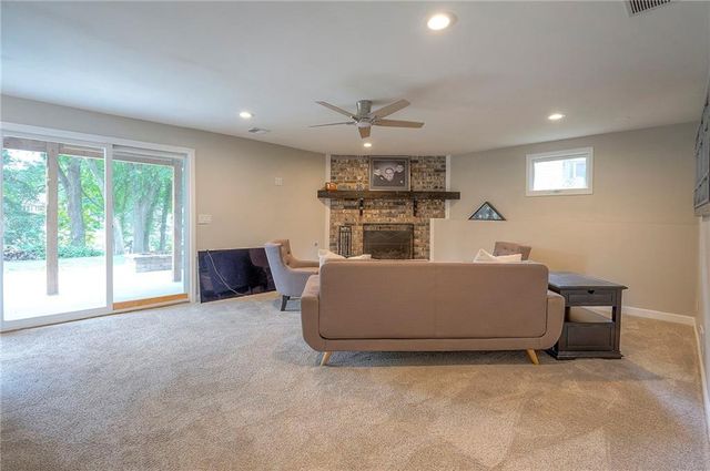 244 N Winnebago Drive, Lake Winnebago, MO 64034