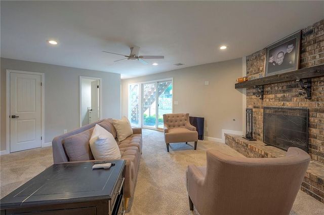 244 N Winnebago Drive, Lake Winnebago, MO 64034