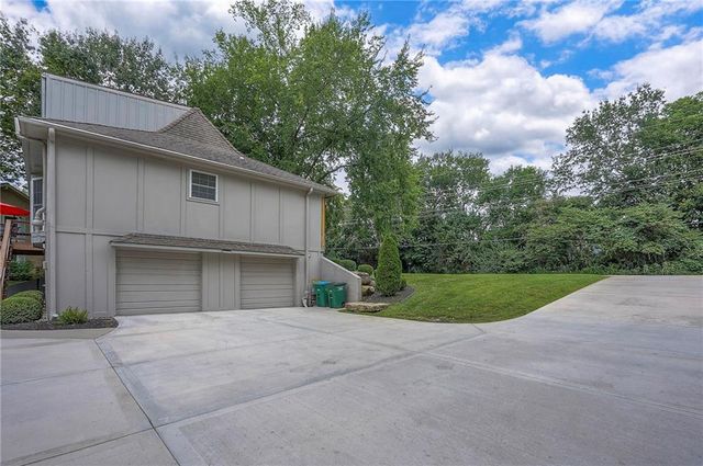 244 N Winnebago Drive, Lake Winnebago, MO 64034
