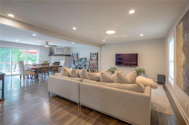 244 N Winnebago Drive, Lake Winnebago, MO 64034