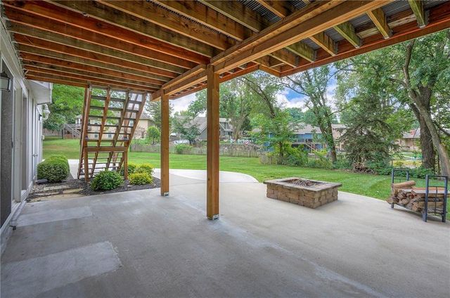 244 N Winnebago Drive, Lake Winnebago, MO 64034