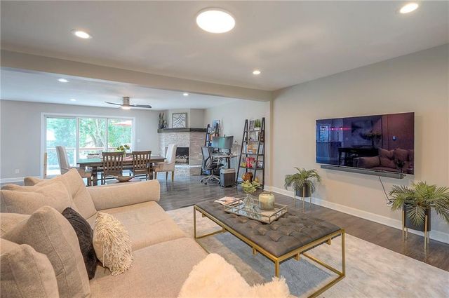 244 N Winnebago Drive, Lake Winnebago, MO 64034