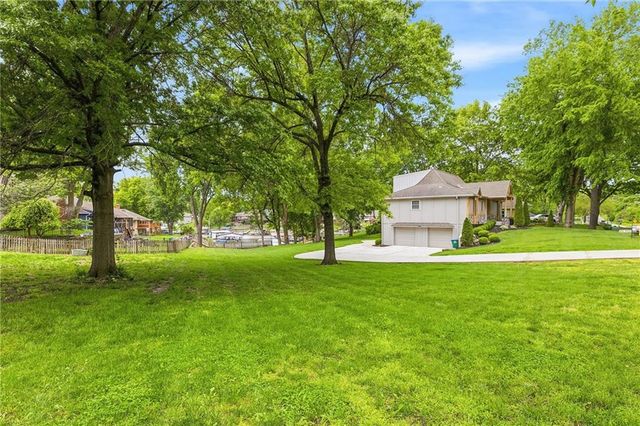 244 N Winnebago Drive, Lake Winnebago, MO 64034