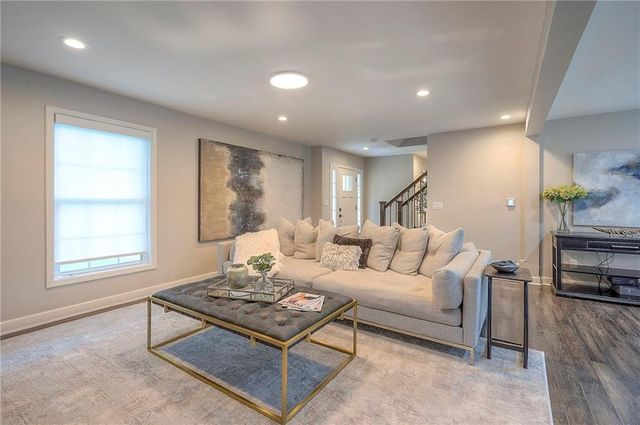 244 N Winnebago Drive, Lake Winnebago, MO 64034