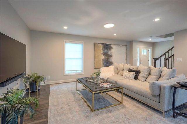 244 N Winnebago Drive, Lake Winnebago, MO 64034