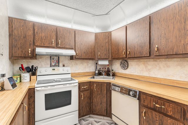 114 Lake Pine Circle B-1, Greenacres, FL 33463