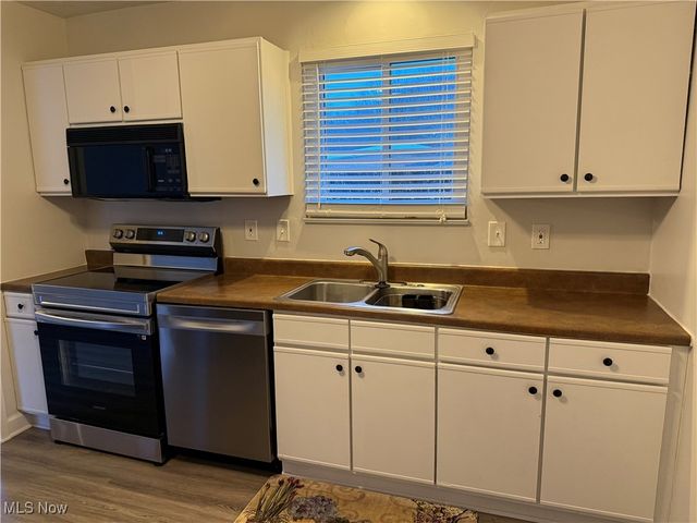 193 Surrey Lane, Canfield, OH 44406