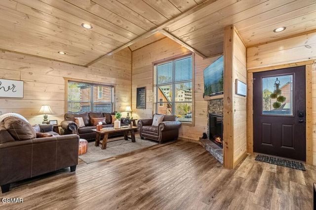 1663 Falls Way, Pigeon Forge, TN 37863