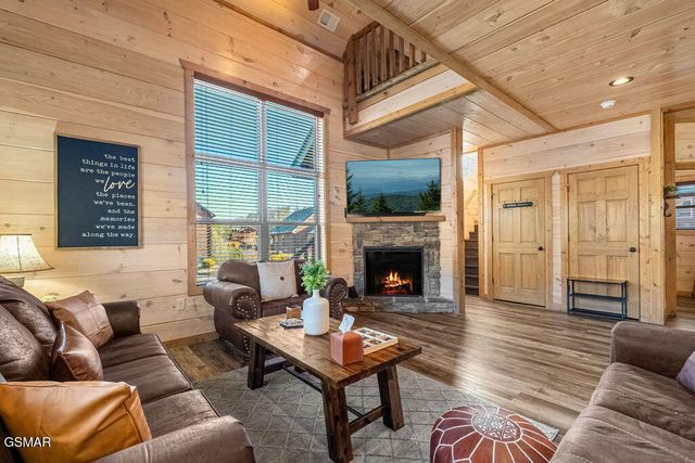 1663 Falls Way, Pigeon Forge, TN 37863