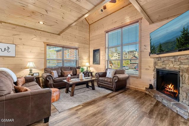 1663 Falls Way, Pigeon Forge, TN 37863