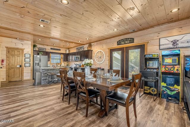 1663 Falls Way, Pigeon Forge, TN 37863