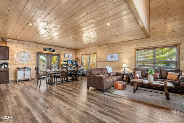 1663 Falls Way, Pigeon Forge, TN 37863