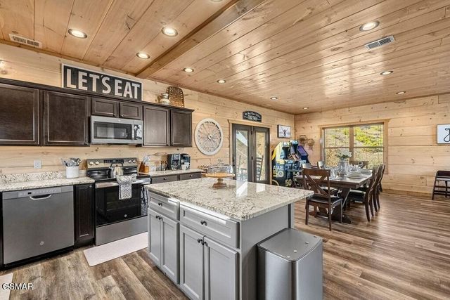 1663 Falls Way, Pigeon Forge, TN 37863