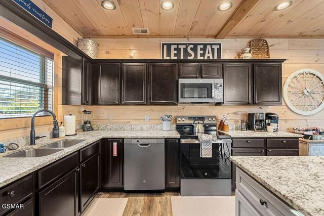 1663 Falls Way, Pigeon Forge, TN 37863