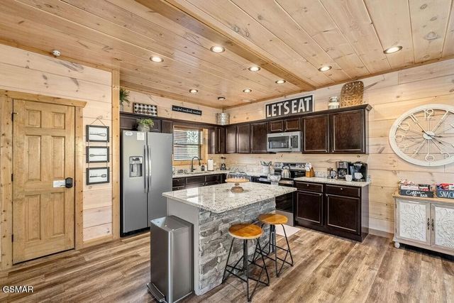 1663 Falls Way, Pigeon Forge, TN 37863