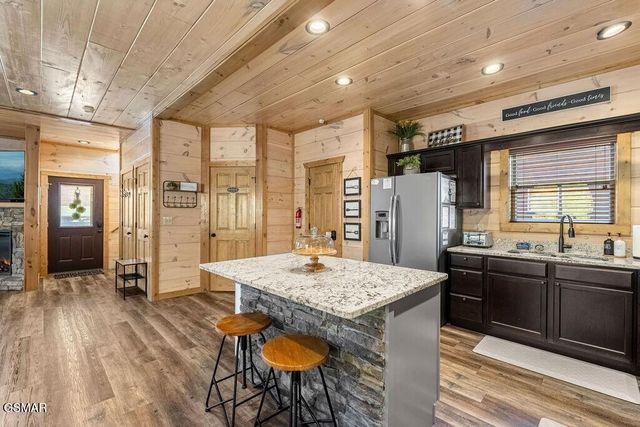 1663 Falls Way, Pigeon Forge, TN 37863